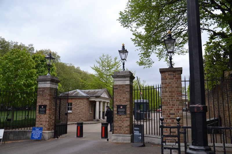 Zakaz fotografowania i blokada przeciwpancerna w bramie posiadłości / DSC_0374 (Kopiowanie).JPG DSC_0374 (Kopiowanie).JPG