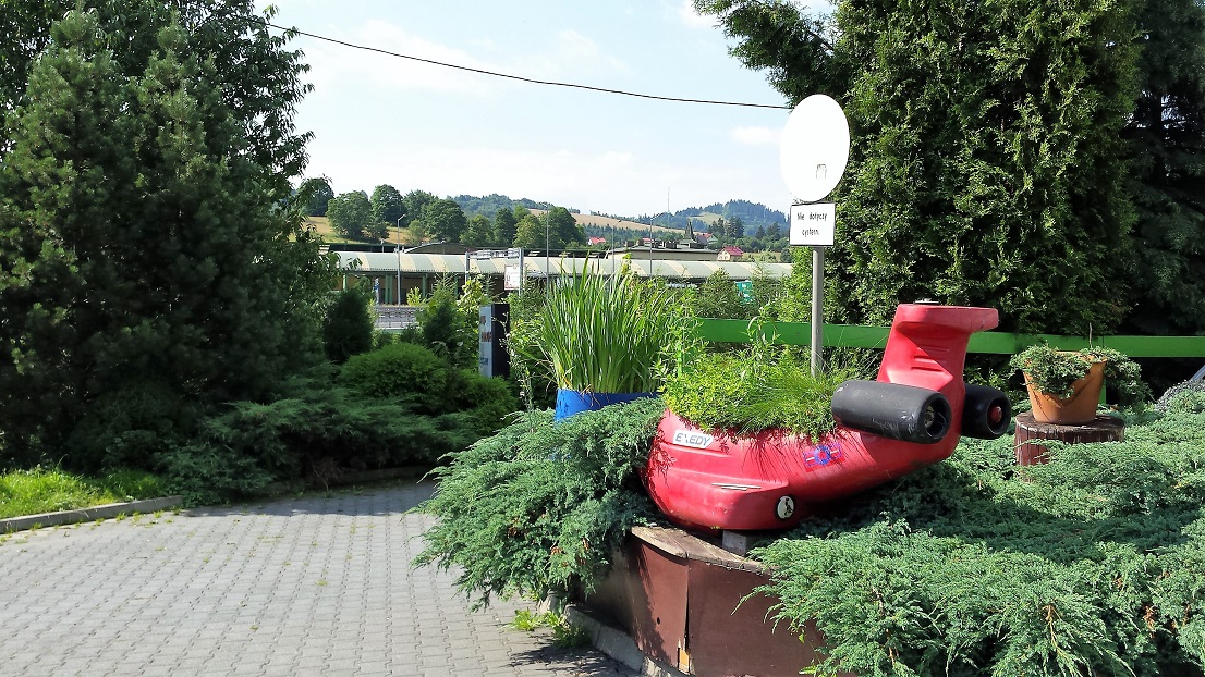 Najbliższe otoczenie stacji paliwowej Tuż przy granicy ze Słowacją . / z1.jpg z1.jpg