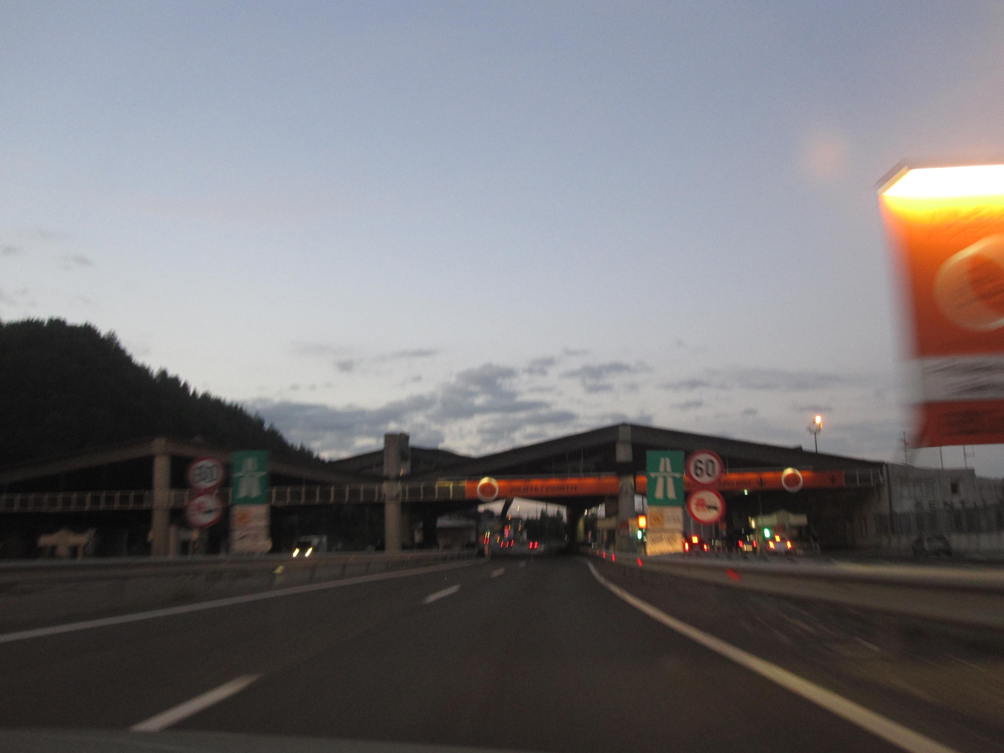 Sorry za jakość zdjęć - od tego począwszy wszystkie są cykane komórką z wnętrza pojazdu... Tu granica austriacko-słoweńska - po raz pierwszy widziana przez nas nie na rzece Mur, tylko na autostradzie. / 05.jpg 05.jpg