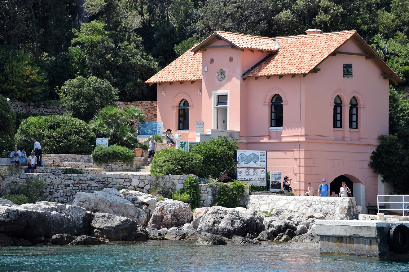 Obecnie Lokrum jest jednym z ulubionych miejsc wypoczynku mieszkańców Dubrownika oraz turystów. Transport na wyspę zapewnia prom, kursujący ze starego portu, w pobliżu dubrownickiej starówki. W 1959 w dawnych ogrodach arcyksiążęcych założono ogród botaniczny – znajduje się w nim fauna rodzima jak i importowana z innych kontynentów, tropikalna i subtropikalna. W 1963 całą wyspę ogłoszono rezerwatem przyrody, w związku z czym przebywanie na niej po zmroku jest zabronione. Oprócz ogrodu botanicznego i twierdzy Fort Royal turystów przyciąga restauracja w ruinach dawnego opactwa, liczne skaliste brzegi i plaże (również dla nudystów) oraz słone jeziorko, nazywane Morzem Martwym (Mrtvo more) o głębokości 10 m, mające podziemne połączenie z Adriatykiem. / l5.jpg l5.jpg