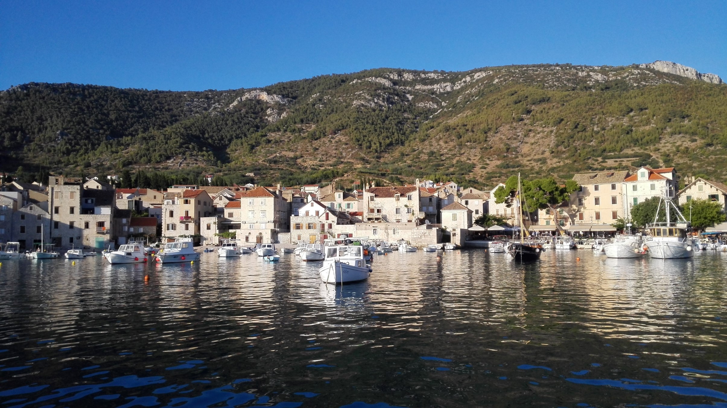 Kafejkowo-pizzeriowa część rivy z rybackiej perspektywy. / 02.jpg 02.jpg