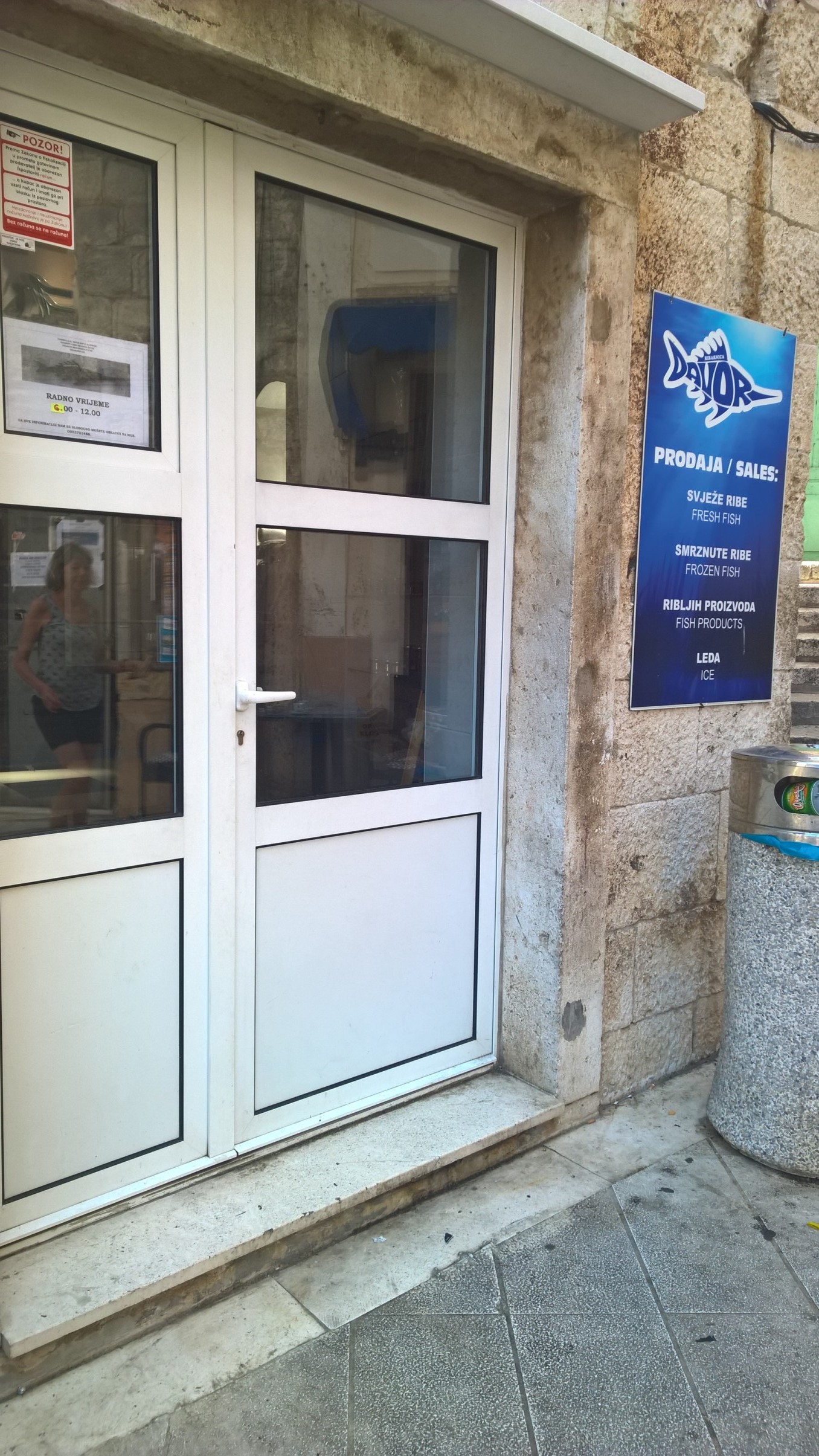 Peskarija Davor, czynna od 6 do 12. W tym roku dowiedzieliśmy się, że jej właściciel jest też właścicielem viskiej Peskariji Kalambera (tej przy Kuli Perast w Luce). Ryby do Kalambery przywożone są właśnie z Komižy. / 04.jpg 04.jpg