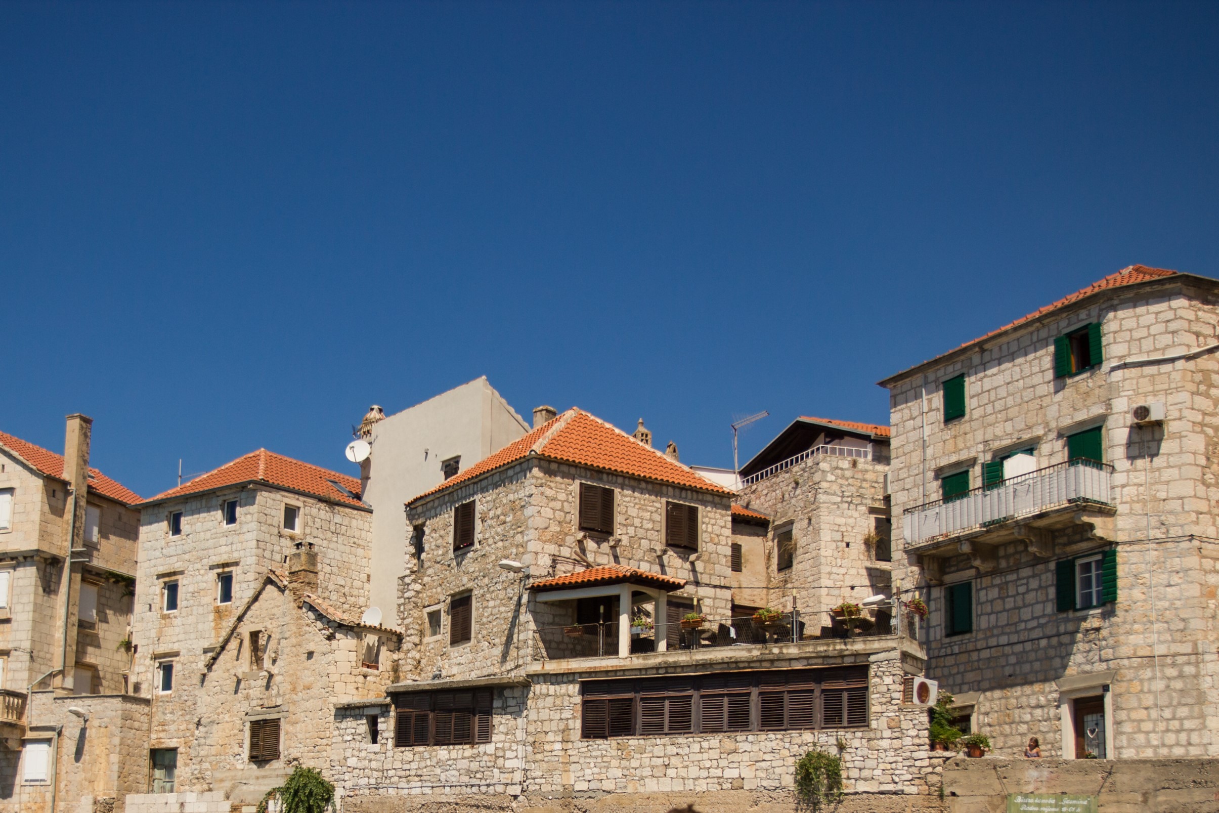 Nietypowy rzut oka na dachy domów przy plaży Lučica. Mieści się tu mnóstwo apartmanów na wynajem. / 07.jpg 07.jpg