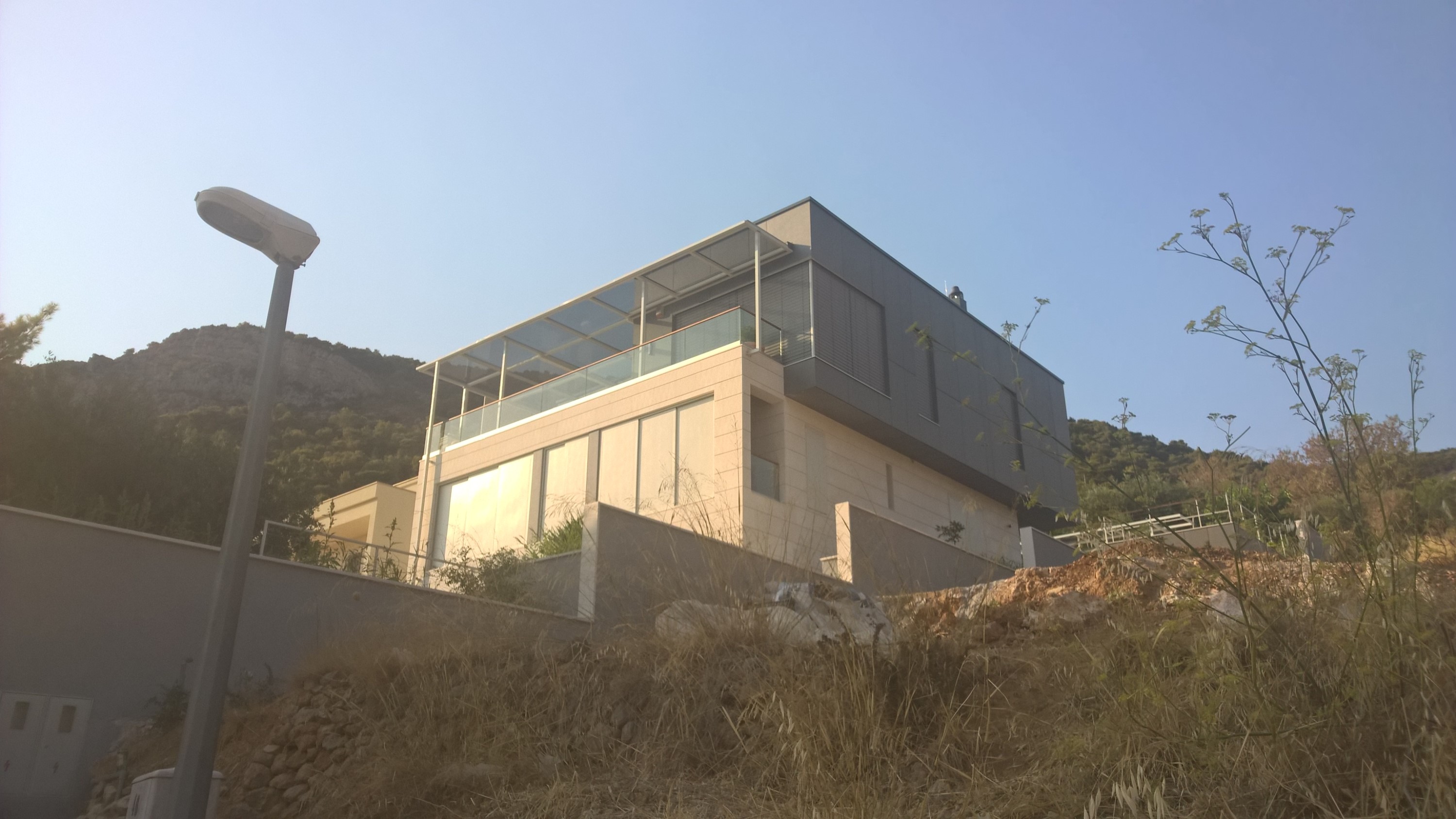 A to przykład architektury najnowszej, ostatnio go jeszcze nie było. To właśnie w tym miejscu znajduje się wejście na schody prowadzące znad Hotelu Biševo na plażę Gusarica. / 09.jpg 09.jpg