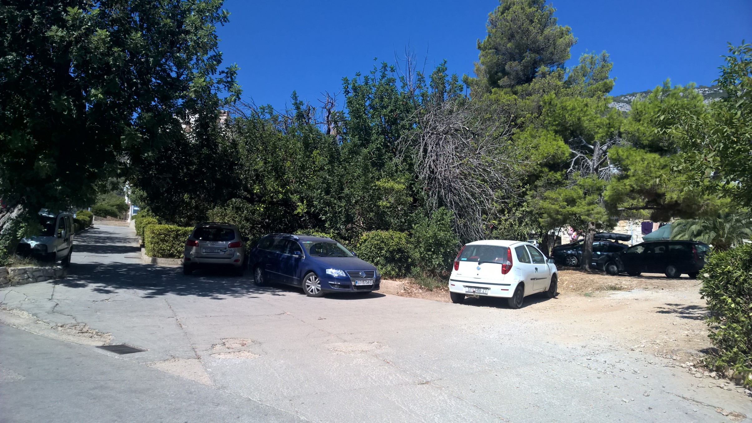 Pierwszy ze "znalezionych" w tym roku parkingów - na tyłach szpitala, ul. Komiških iseljenika. Na posesję bym nie wjeżdżał, ale jest tu szerzej i można spokojnie stanąć. / 12.jpg 12.jpg