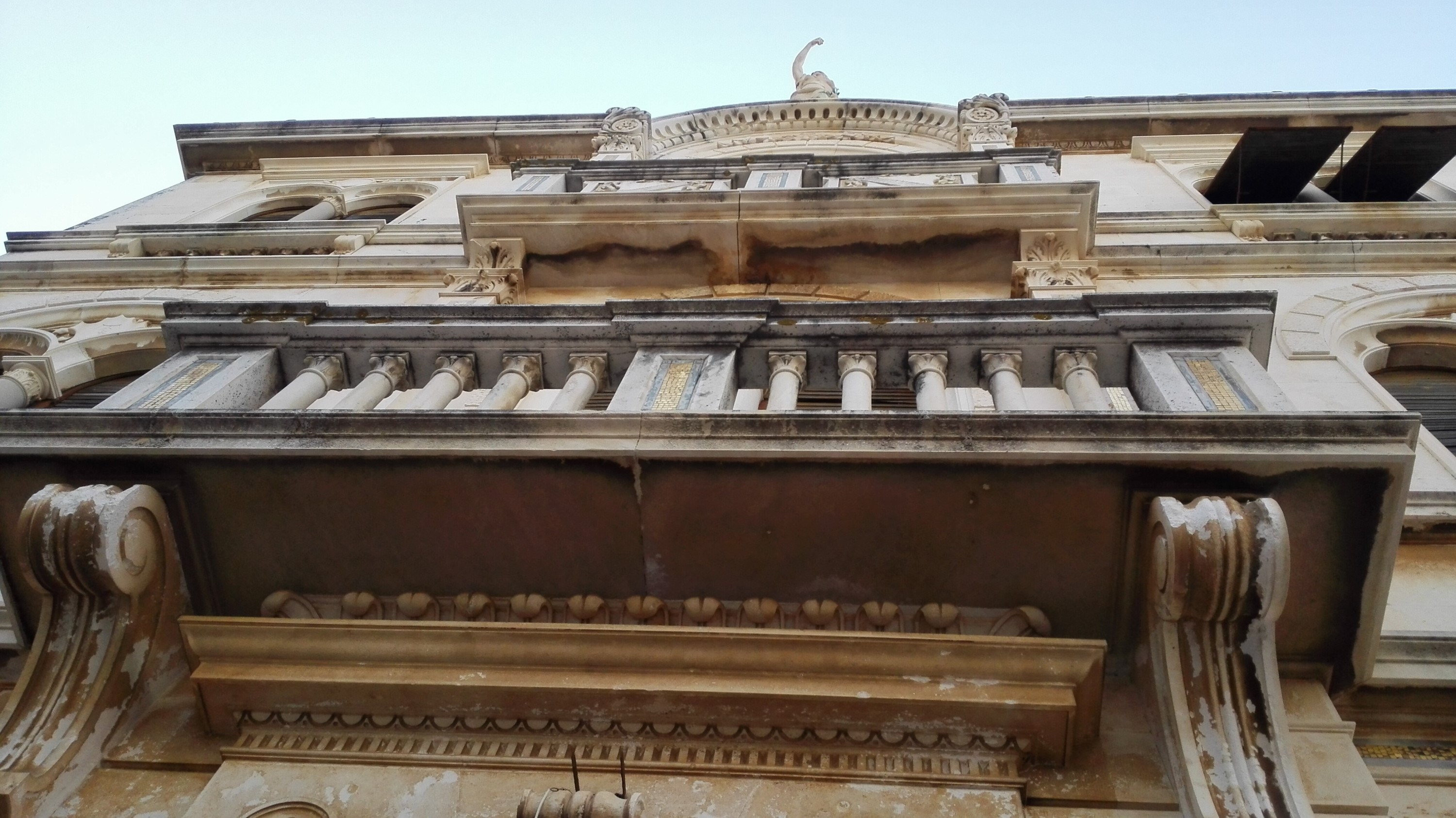 Budynek mieszczący m.in. pizzerię wieńczy ciekawy posąg. / 02.jpg 02.jpg