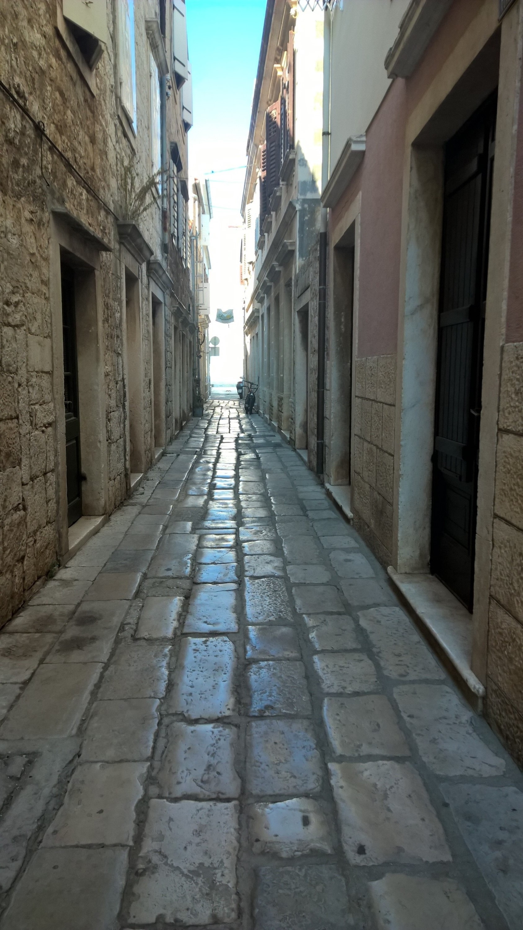 "...wolę przemierzać tę część Luki biegnącą na tyłach budynków usytuowanych frontem do nabrzeża biegnącą na ich tyłach uliczką Korzo..." / 04.jpg 04.jpg