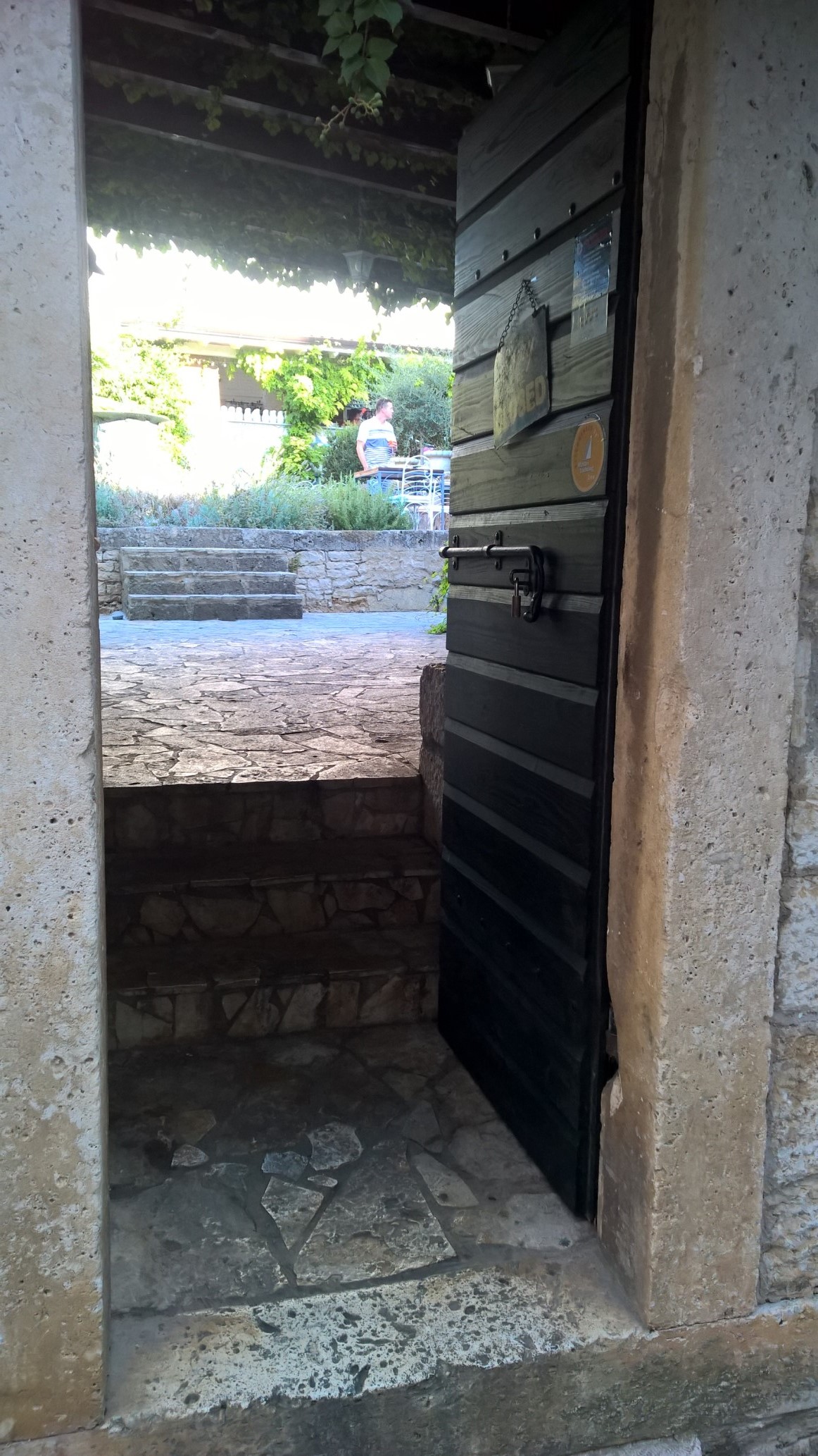 "Nie znam osoby, na której pełne zieleni tarasowe patio Loli nie zrobiłoby wrażenia..." / 09.jpg 09.jpg