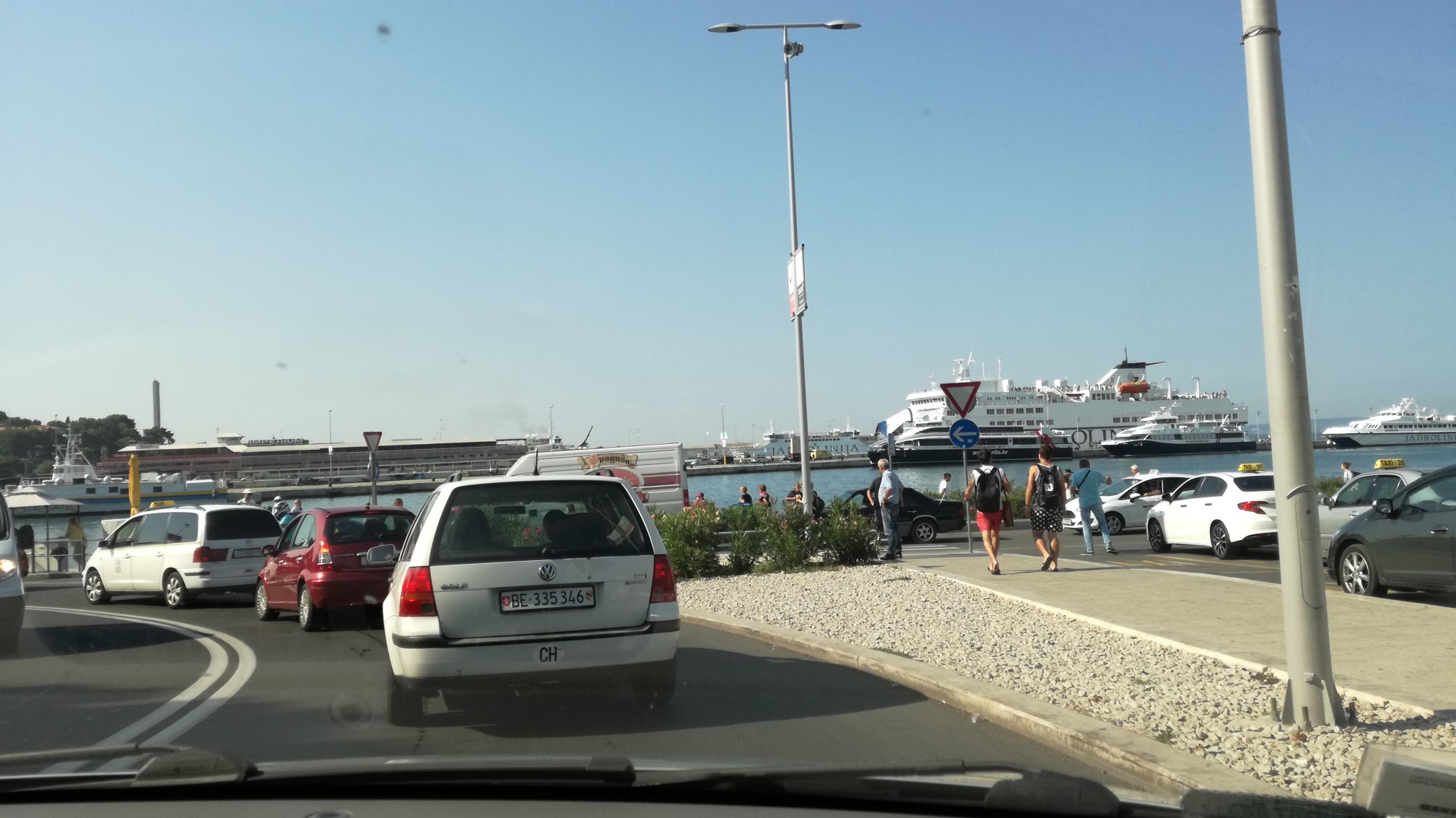 Wjeżdżamy do portu w Splicie. Ale zaraz, czy nas oczy nie mylą? / 07 split luka.jpg 07 split luka.jpg