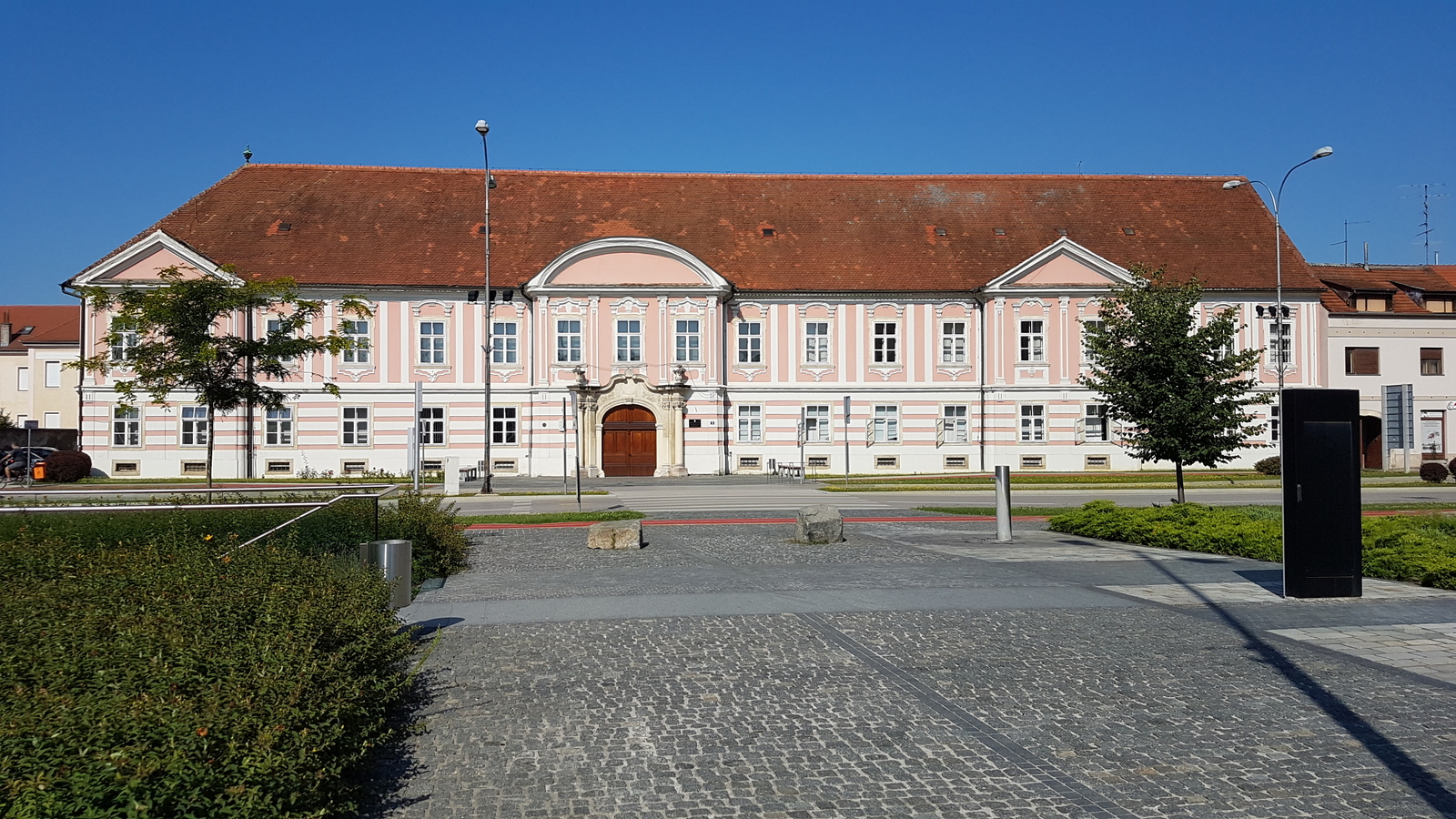 wyjście z parkingu i Palace Erdödy / 20180710_091617.jpg 20180710_091617.jpg