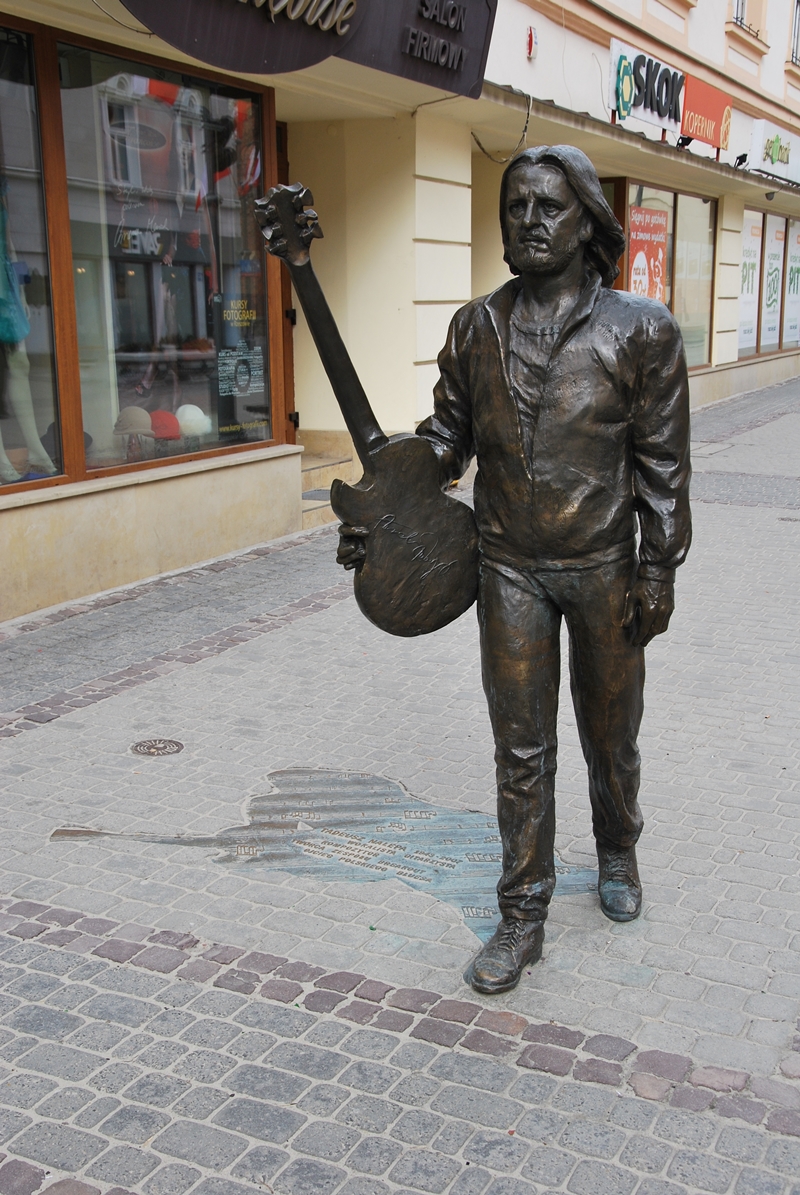 Tadeusz_Nalepa_monument,_Rzeszów_3_Maja_Street.jpg