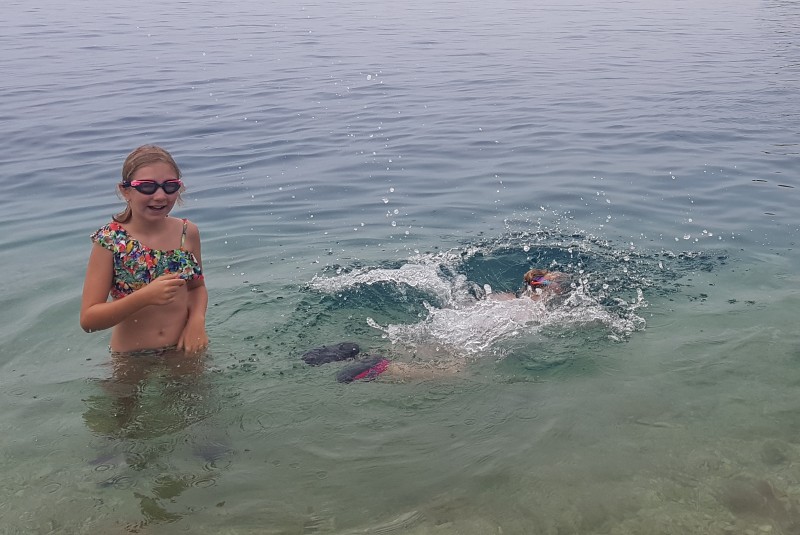 Kąpiel na plaży w Drveniku :) / drvenik1.jpg drvenik1.jpg