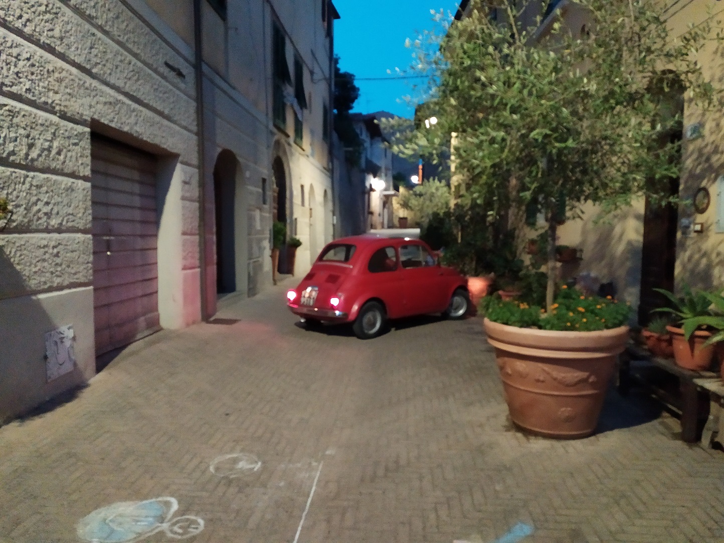 Sąsiad wrócił ale gdzie on zaparkuję? / IMG_20220725_211558.jpg IMG_20220725_211558.jpg