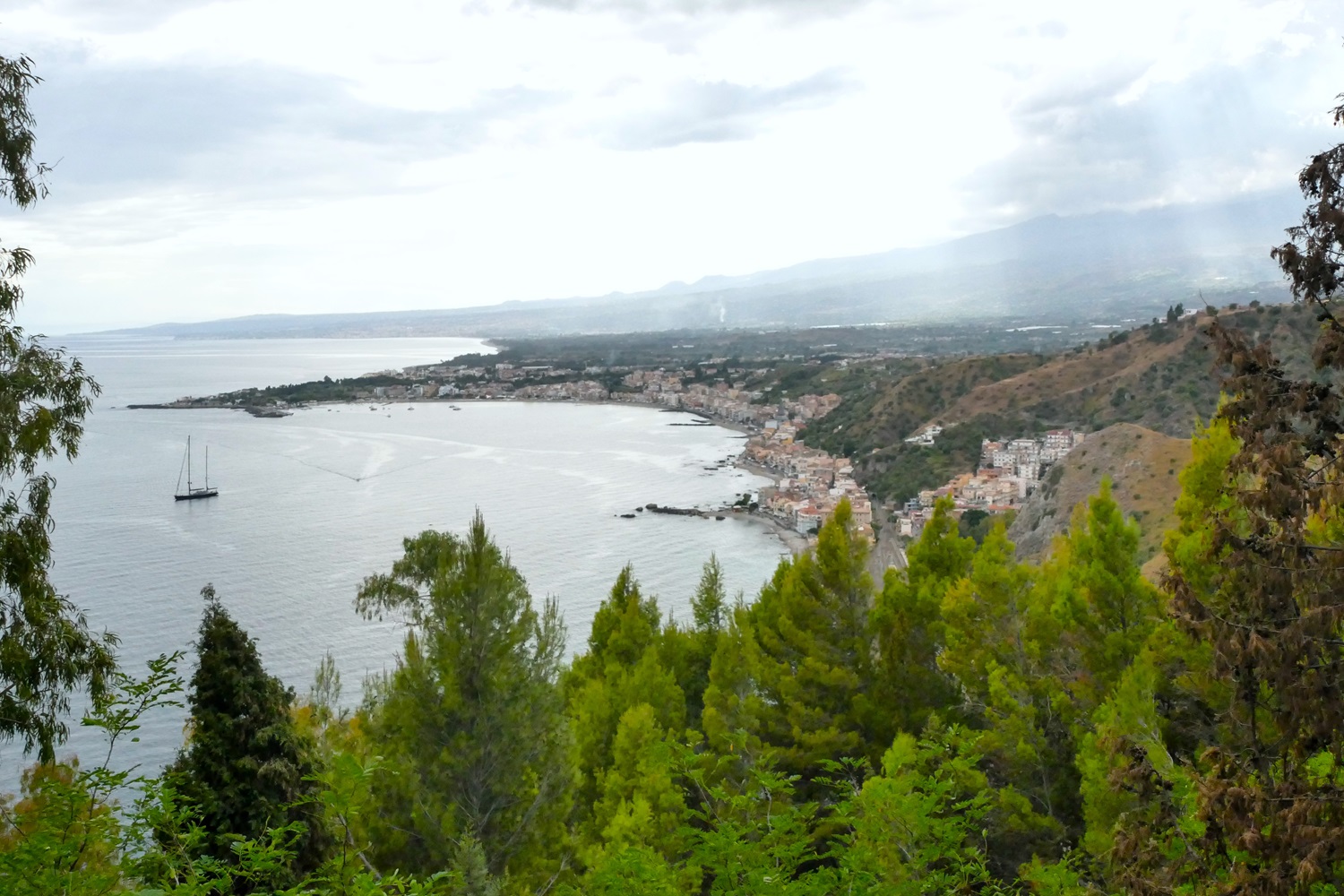 Widok na Giardini Naxos.jpg