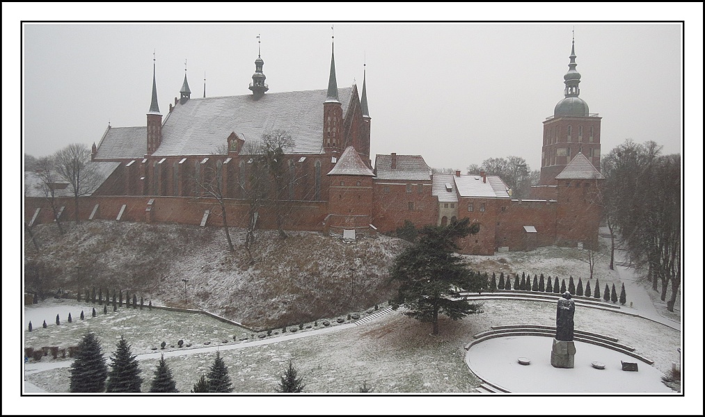 Frombork. Widok z Wieży Wodnej na Wzgórze Katedralne 2.jpg