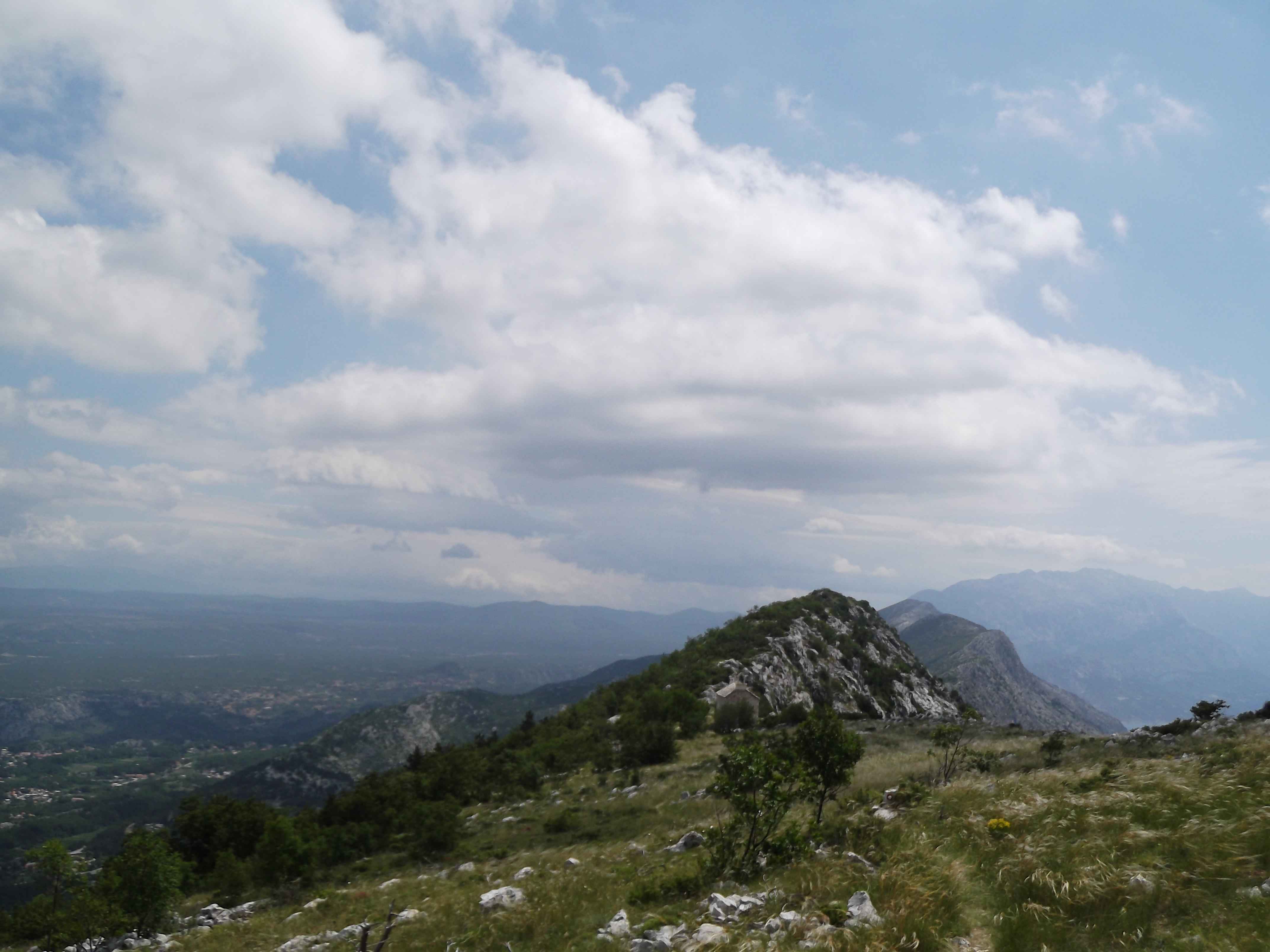 Sv Vid to ten kościółek na wprost. Na lewo za nim widok w stronę Bośni, na prawo w stronę Makarski / vidd.jpg vidd.jpg