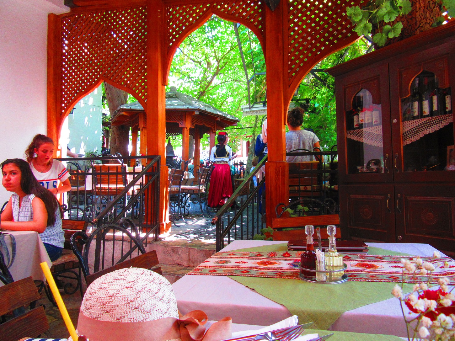 Sadrvan, dobre jedzenie przy samym moście z widokiem na rzekę Neretw / sardvan.jpg sardvan.jpg