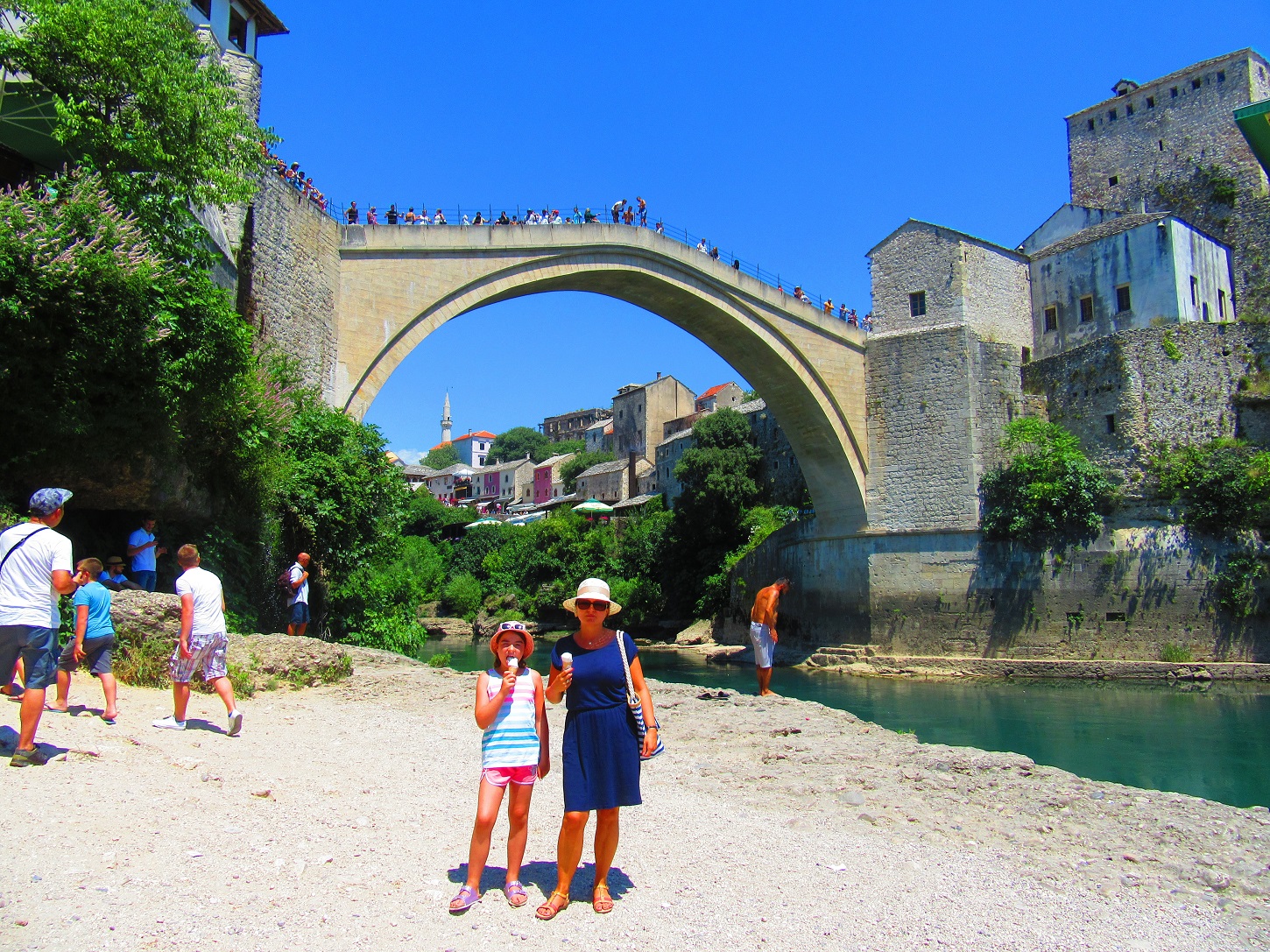 Most widziany od dołu.Na górze panowie szykują się do skoku. / mostz dolu.jpg mostz dolu.jpg