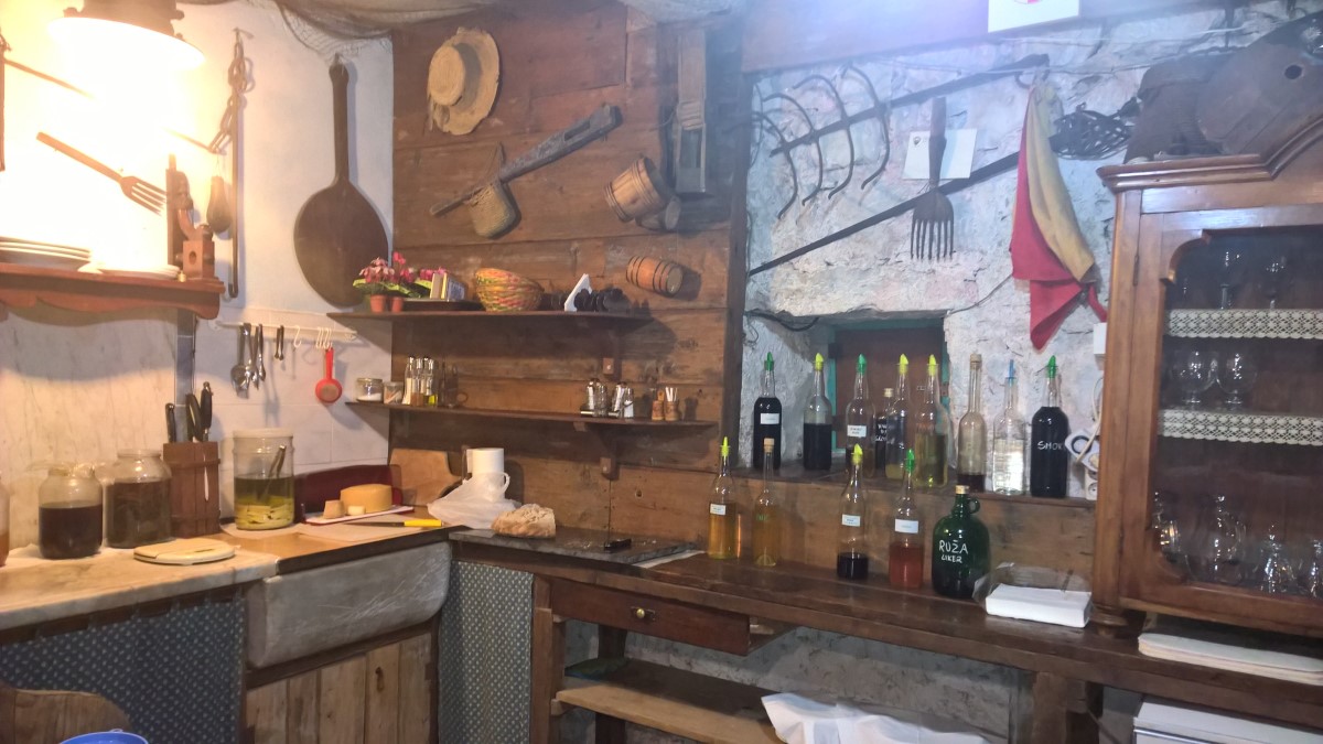 Na koniec splądrowaliśmy piwniczkę gospodarza :) / 18.jpg 18.jpg