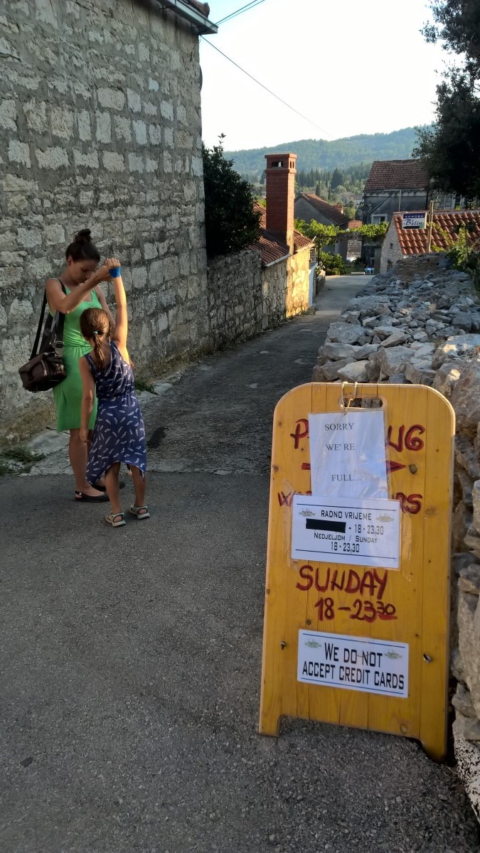 Przed wejściem do Konoby Belin w Žrnowie. / 100.jpg 100.jpg