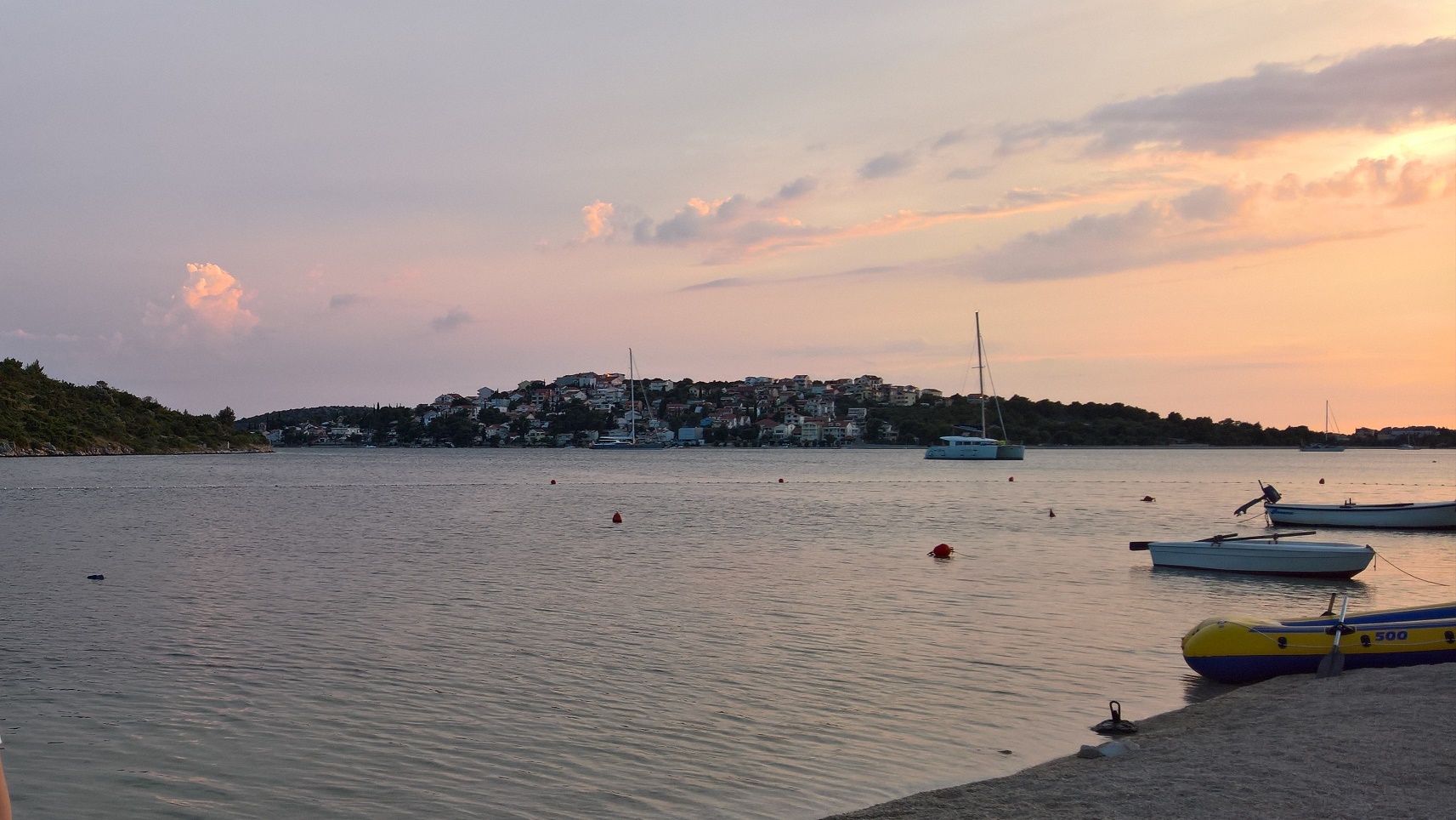 Rogoznica w tle, widok z plaży przy naszym apartamencie / rogoznica.jpg rogoznica.jpg