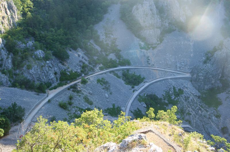 Takimi ścieżkami można było zejść ku samej wodzie. / sciezka.jpg sciezka.jpg