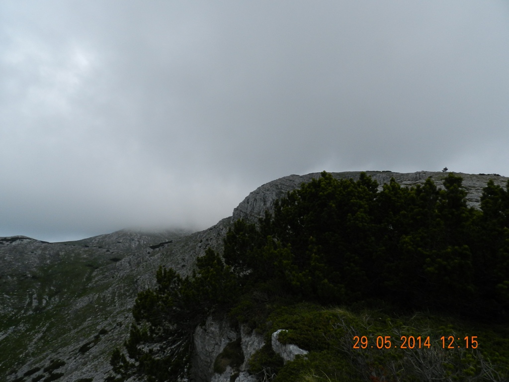 właśnie tam gdzie najciemniej to jest cel wyprawy. dopiero jest południe a tu pod szczytem prawie egipskie ciemności / DSCN3947.JPG DSCN3947.JPG