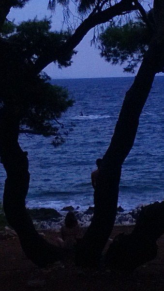 Tam pomiędzy tymi drzewami pani ćwiczyła nad samym brzegiem jogę. Normalnie stała na głowie i robiła psa głową w dół. Nie udało mi się zrobić telefonem porządnego zdjęcia. / WP_20130910_032 (Kopiowanie).jpg WP_20130910_032 (Kopiowanie).jpg