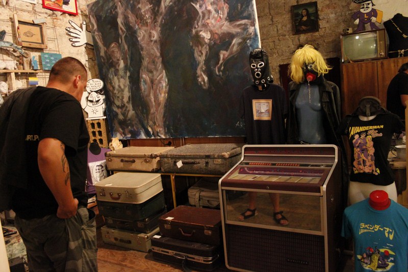 Wnętrze sklepiku. Płyty, zabawki, kartki, meble i sympatyczny wielce pan. / _MG_0653 (Kopiowanie).JPG _MG_0653 (Kopiowanie).JPG