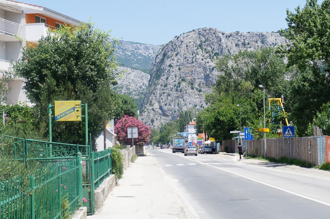 Droga do Omiś, po prawej Kamp Galeb, po lewej mój pokój.JPG Droga do Omiś, po prawej Kamp Galeb, po lewej mój pokój.JPG