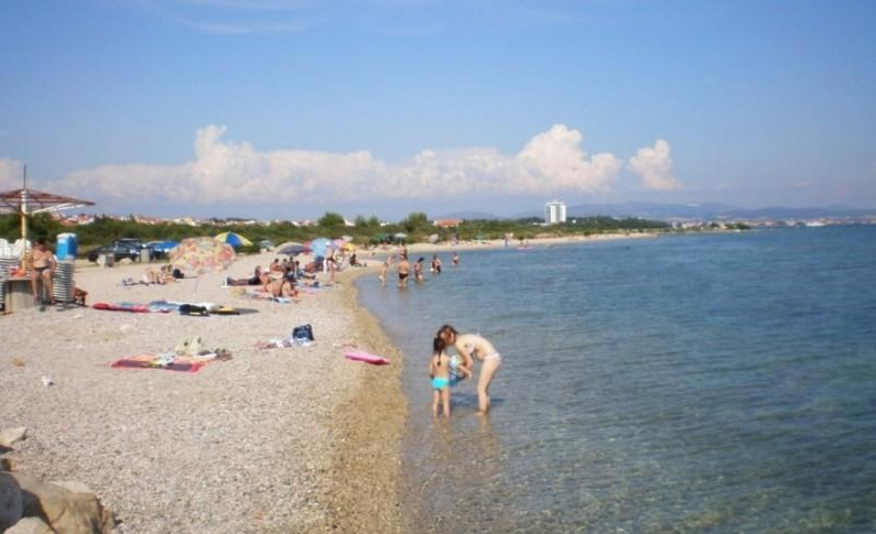 Tribunj plaża żwirkowa przy apartamentach PLAŻA (1).jpg